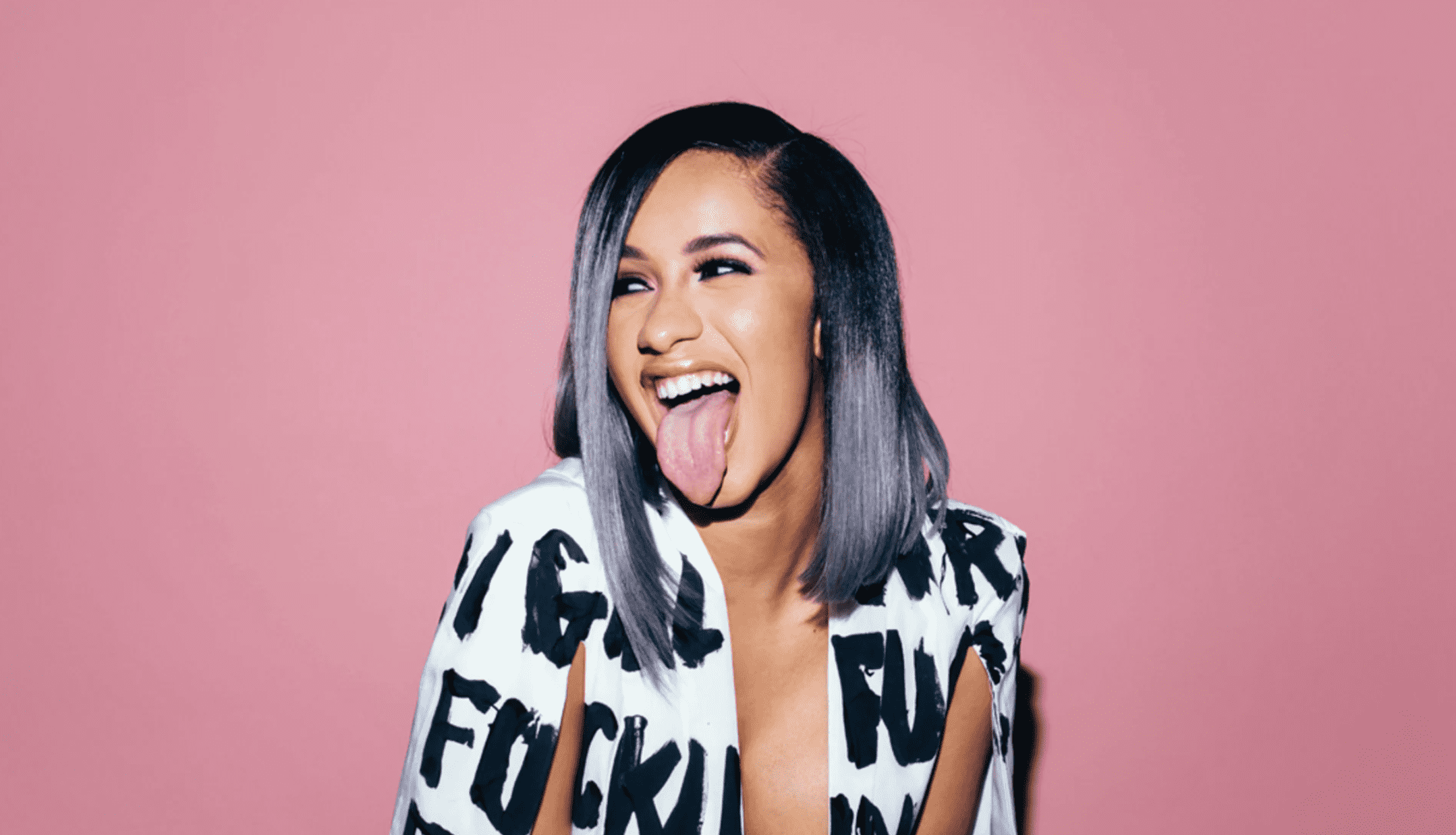 Photo de Cardi B dans sa pose iconique, en train de tirer la langue