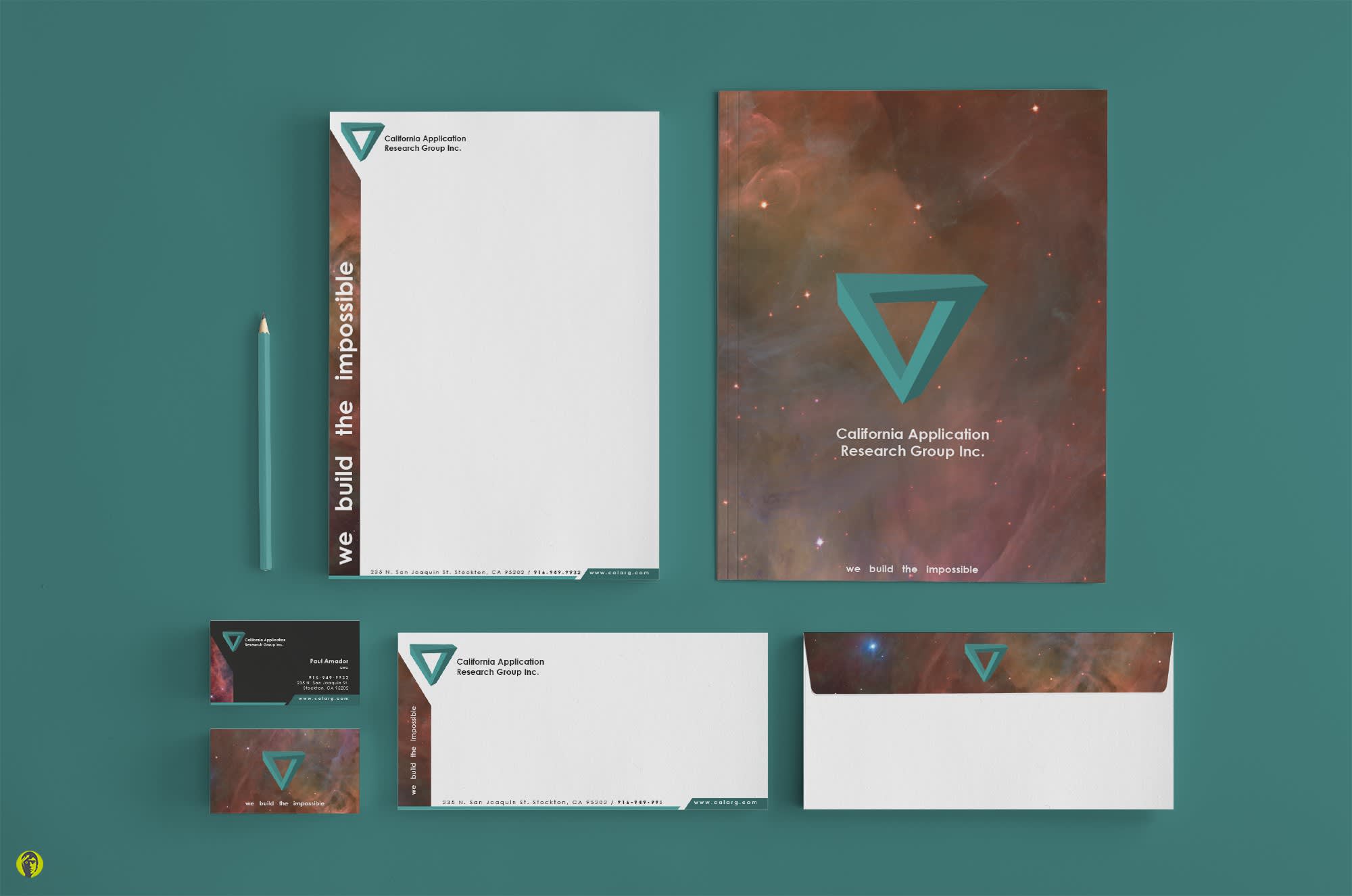 Ensemble de papeterie contenant un logo en forme de triangle